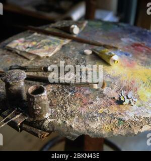 Margaret Thomas Künstler (1916-2016) Künstler paette in ihrem Atelier in einer Wassermühle in der Nähe Bungay Suffolk UK 2003 Stockfoto