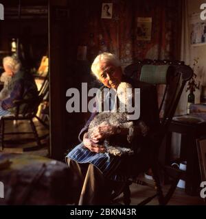 Margaret Thomas Künstlerin (1916-2016 mit ihrem Bedlington Hund) in ihrem Atelier in einer Wassermühle in der Nähe von Bungay Suffolk UK 2003 Stockfoto