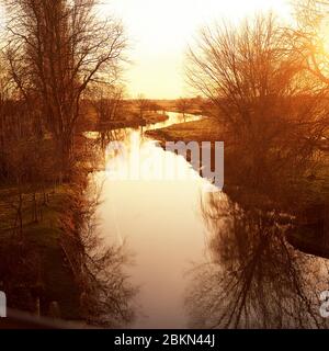 Blick auf den Fluss Waveney von Margaret Thomas Künstler (1916-2016) Studio in einer Wassermühle in der Nähe Bungay Suffolk UK 2003 Stockfoto