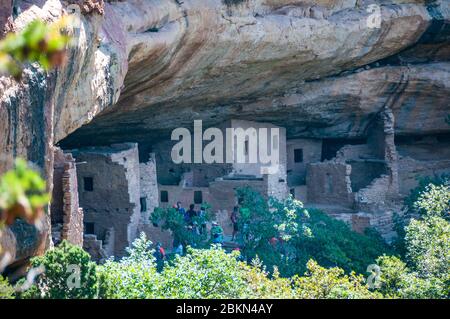 Spruce Tree House von Petroglyph Loop Trail, Mesa Verde National Park, Colorado, USA. Stockfoto
