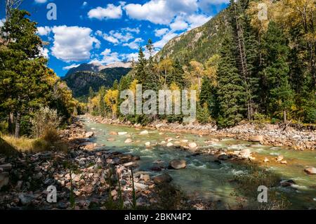 Animas River aus der Durango & Silverton Narrow Gauge Railroad gesehen. Colorado, USA. Stockfoto