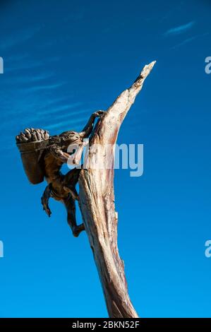 Skulptur von Edward J. Fraughton eines uralten Puebloan außerhalb des Mesa Verde National Park Besucher und Research Center, Colorado, USA. Stockfoto