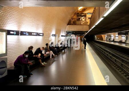 (200505) -- LISSABON, 5. Mai 2020 (Xinhua) -- Menschen mit Gesichtsmasken warten auf den U-Bahn-Zug an einer U-Bahn-Station in Lissabon, Portugal, 4. Mai 2020. Portugal begann am Montag nach fast 50 Tagen der Blockierung im Ausnahmezustand aufgrund der COVID-19-Pandemie, seine Wirtschaft und Gesellschaft wieder zu beleben. In der ersten Phase der dreistufigen Entkäuung von Montag bis Mai 18 dürfen Gewerbezentren bis zu 200 Quadratmetern und Straßengeschäfte mit strengen sanitären Maßnahmen wieder eröffnet werden. (Foto von Pedro Fiuza/Xinhua) Stockfoto