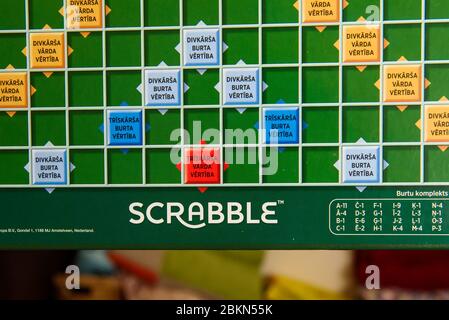 RIGA, LETTLAND. Mai 2020. Scrabble Spiel. Scrabble ist ein Wortspiel, in dem zwei bis vier Spieler Punkte durch Platzieren von Fliesen, die jeweils ein einziges l Stockfoto