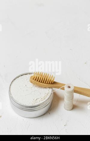Set von Zero Waste Zahnreinigungsprodukte für nachhaltiges Leben, Zahnbürste, Pulver, Seidenfloss. Umweltfreundlicher Lifestyle Stockfoto