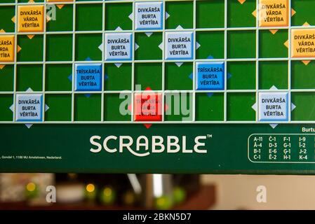 RIGA, LETTLAND. Mai 2020. Scrabble Spiel. Scrabble ist ein Wortspiel, in dem zwei bis vier Spieler Punkte durch Platzieren von Fliesen, die jeweils ein einziges l Stockfoto