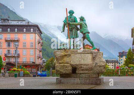 Chamonix Mont-Blanc, Frankreich - 4. Oktober 2019: Blick auf die Statue von Balmat und Saussure, Straße im Zentrum des berühmten Skigebiets in den französischen Alpen Stockfoto