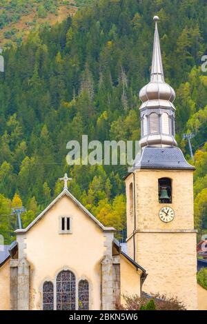 Chamonix Mont Blanc, Frankreich, Street View mit Glockenturm der katholischen Kirche von St. Michel im Herbst, Blumen und Häuser in der Stadt Stockfoto