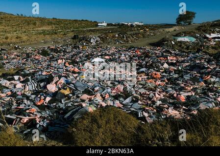 MOLYVOS, GRIECHENLAND - SEP 29, 2019: Rettungswesten und Gummiboote, verlassen von Migranten, die die Überfahrt von der Türkei zur griechischen Insel Lesbos gemacht haben Stockfoto