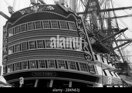 Nahaufnahme der hinteren Galerien von H.M.S. Victory, Nelson's Flaggschiff bei der Schlacht von Trafalgar, in No. 2 Dry Dock, Portsmouth Historic Dockyard, Hampshire, England, vor 2011, als die Topmasten für die Restaurierung entfernt wurden. Schwarzweiß-Filmfoto Stockfoto