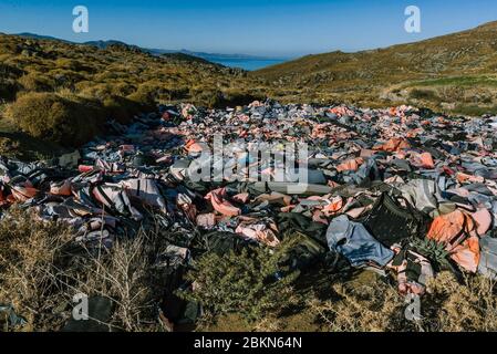 MOLYVOS, GRIECHENLAND - SEP 29, 2019: Rettungswesten und Gummiboote, verlassen von Migranten, die die Überfahrt von der Türkei zur griechischen Insel Lesbos gemacht haben Stockfoto