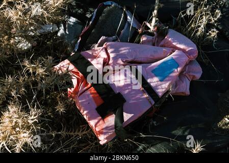 MOLYVOS, GRIECHENLAND - SEP 29, 2019: Rettungswesten und Gummiboote, verlassen von Migranten, die die Überfahrt von der Türkei zur griechischen Insel Lesbos gemacht haben Stockfoto