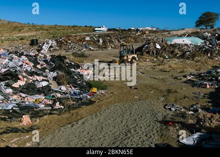 MOLYVOS, GRIECHENLAND - SEP 29, 2019: Rettungswesten und Gummiboote, verlassen von Migranten, die die Überfahrt von der Türkei zur griechischen Insel Lesbos gemacht haben Stockfoto