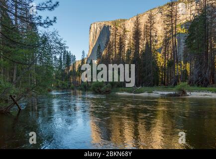 Blick auf El Capitan und Merced Fluss fließt durch das Tal, Yosemite Nationalpark, UNESCO Weltkulturerbe, Kalifornien, USA, Nordamerika Stockfoto