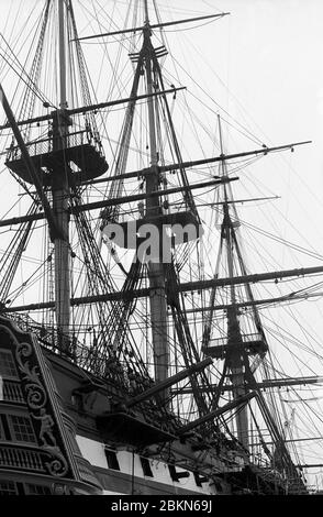 H.M.S. Victory, No. 2 Dry Dock, Portsmouth Historic Dockyard: Blick vom Steuerbord-Viertel aus, wo Masten und Takelage vor der Entfernung der Topmasten zur Restaurierung im Jahr 2011 zu sehen sind. Schwarzweiß-Filmfoto Stockfoto