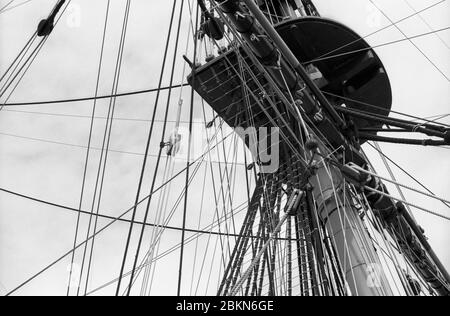 H.M.S. Victory, Nelsons Flaggschiff bei der Schlacht von Trafalgar im No. 2 Dry Dock, Marinestützpunkt Portsmouth, Hampshire, England: Nahaufnahme eines der Kampftops, zeigt Mast und Takelage vor der Entfernung der Topmasten zur Restaurierung im Jahr 2011. Schwarzweiß-Filmfoto Stockfoto