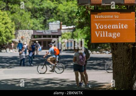 Blick auf Yosemite Village Schild, Yosemite Nationalpark, UNESCO Weltkulturerbe, Kalifornien, USA, Nordamerika Stockfoto
