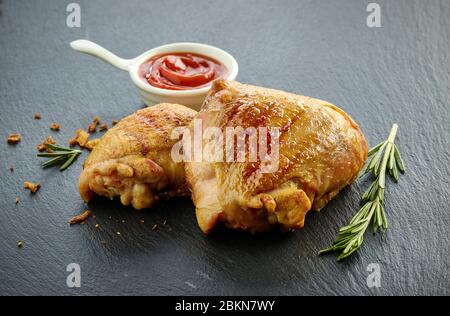 Gegrilltes Hähnchenschinkenfleisch auf schwarzem Hintergrund Stockfoto