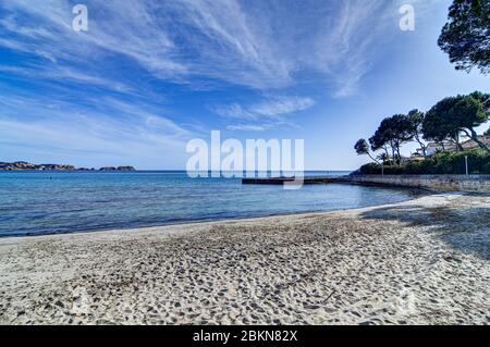 Palma De Mallorca, Spanien. Mai 2020. PALMA DE MALLORCA, SPANIEN - 4. MAI 2020 : Strand von Paguera bei - Mallorca während Corona Lock down am 4. Mai 2020 in Palma de Mallorca, . (Foto von Thomas Reiner/ESPA-Images) Quelle: Europäische Sportfotoagentur/Alamy Live News Stockfoto