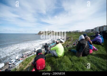 01/05/2015 Tour of Yorkshire. Von Bridlington nach Scarborough. 174 km. Zuschauer warten auf den Sprint nach Bridlington. Stockfoto