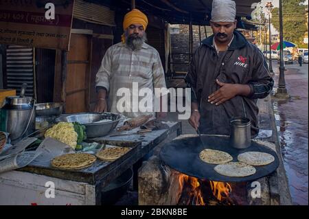 24 Dez 2010 Mann bereitet Aloo Paratha, nanded, maharashtra, indien, asien Stockfoto