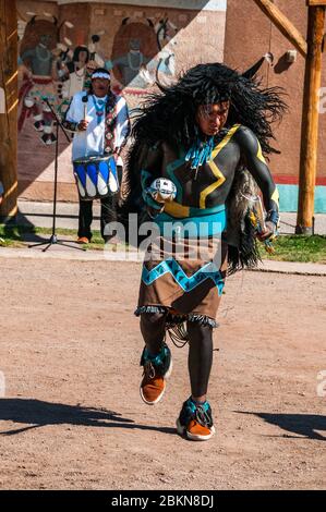 Buffalo Dance am Indian Pueblo Cultural Center. Tänzer aus der Acoma Pueblo, New Mexico, USA. Stockfoto