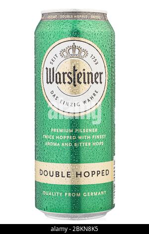 Ukraine, Kiew - 24. März 2020: Aluminium-Kaltkältekieß von deutschem Bier Warsteiner Doppelhopped isoliert auf weiß. Wassertropfen. Datei enthält Beschneidungspfad Stockfoto