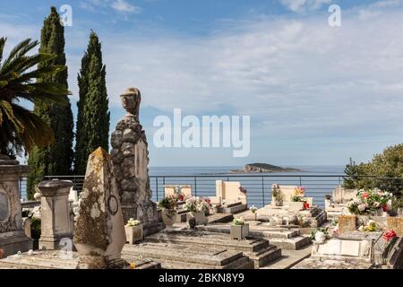 Alte traditionelle Friedhof, Friedhof in der Nähe des berühmten Mausoleums in Cavtat, kleine Stadt in der Nähe von Dubrovnik, Dalmatien Kroatien. Gräber sind auf einem Hügel mit gelegt Stockfoto