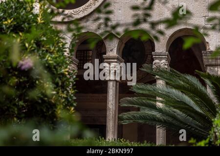 Botanischer Garten mit viel Grün des Klosters Franziskaner Kloster aus dem 13. Jahrhundert in der Altstadt von Dubrovnik, Dalmatien, Kroatien. Renaissance Gotik s Stockfoto