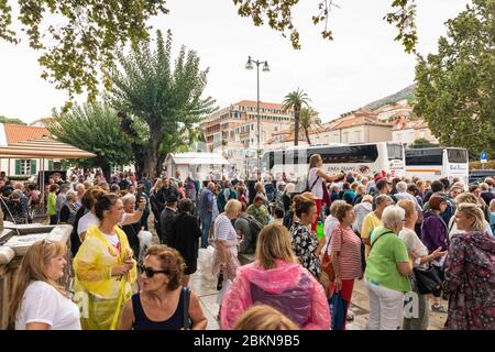 Dubrovnik, Kroatien, 19. September 2019. Viele Ausflugsbusse, die Touristen in Pile in der Nähe der berühmten Altstadt Dalmatiens absetzen. Massentourismus, Lot Stockfoto