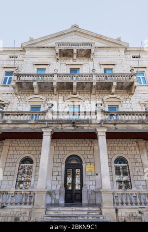 Dubrovnik, Kroatien, 21. September 2019. Die Wirtschaft Universitätsschule in Gruz, Dubrovnik, Dalmatien, Europa. Moderne Bildungseinrichtung. Vordere Fak Stockfoto