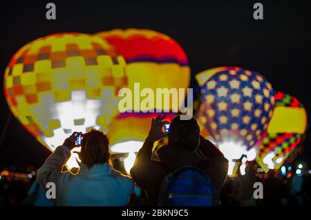 Ein paar Bilder mit dem Handy, wie Heißluftballons vorbereiten, bevor Dawn, Albuquerque, New Mexico. Stockfoto