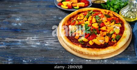 Vegane Pizza mit Gemüse, Tomatenpesto und Blumenkohl-Creamy-Käse Stockfoto