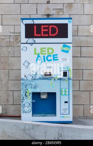 Korcula, Kroatien 26. September 2019. Ein Eisautomat in der Nähe des Hafens von Korcula, Dalmatien an einem sonnigen Tag im Sommer. Sie können Eiswürfel fro kaufen Stockfoto