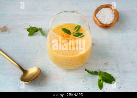 Draufsicht des Glases mit veganem Tapioka-Pudding Stockfoto
