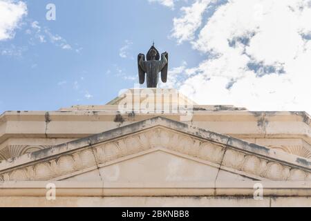 Cavtat, Kroatien 5. Oktober 2019. Außen des Mausoleums Kirche der Familie Racic, entworfen von Ivan Mestrovic in 1920. Metall-Statue, ein Engel wie Fi Stockfoto