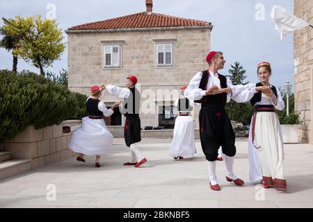 Konavle, Kroatien, 5. Oktober 2019. Eine Gruppe von Männern und Frauen, die traditionelle kroatische Folklore-Kostüme tragen, während sie tanzen und eine Show in einer r Stockfoto