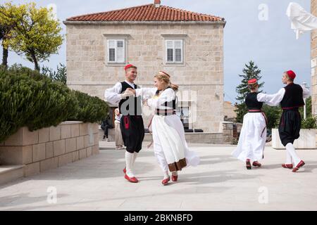 Konavle, Kroatien, 5. Oktober 2019. Eine Gruppe von Männern und Frauen, die traditionelle kroatische Folklore-Kostüme tragen, während sie tanzen und eine Show in einer r Stockfoto