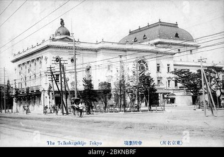 [ 1910 Japan - Japanisches Kaisertheater, Tokio ] - das Teikoku Gekijo (帝国劇場, Kaiserliches Theater) in Tokio. Auch bekannt als das Imperial Garden Theatre, wurde es 1910 gegründet (Meiji 43) und 1911 fertiggestellt (Meiji 44). Das Theater war Japans erstes Theater im westlichen Stil, das die ersten nicht-japanischen Theaterprogramme des Landes inszenierte. Vintage-Postkarte des 20. Jahrhunderts. Stockfoto