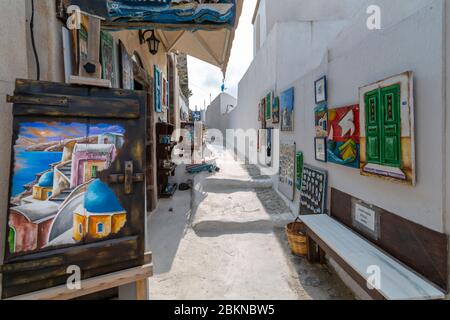 Ansicht von Gemälden auf der Straße von Pyrgos, Thira, Santorini, Kykladen Inseln, Griechenland, Europa Stockfoto