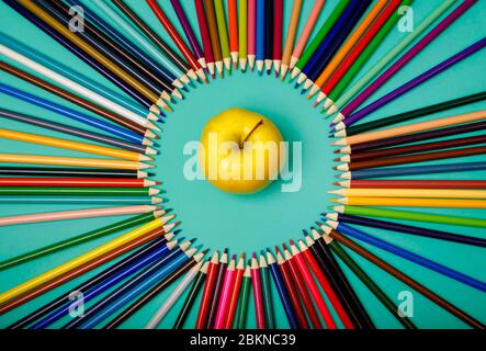 Zurück zur Schule. Apfel- und Buntstifte sind im Kreis angeordnet Stockfoto