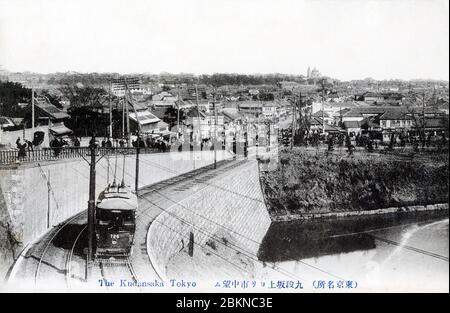 [ 1910er Japan - Straßenbahn in Tokio ] - EINE Straßenbahn in Kudansaka in Tokio. Das große Gebäude am Horizont ist die Tokyo Resurrection Cathedral in Kanda, mit dem Spitznamen Nikorai-do. Vintage-Postkarte des 20. Jahrhunderts. Stockfoto