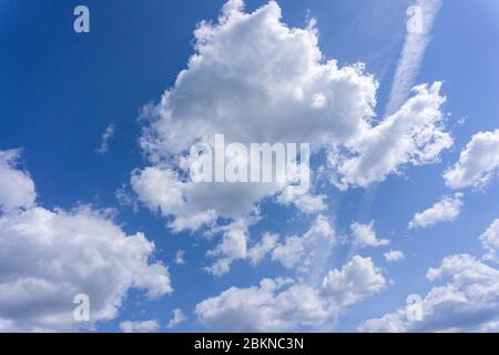 Lichtstrahlen brechen durch stürmische Wolken Stockfoto