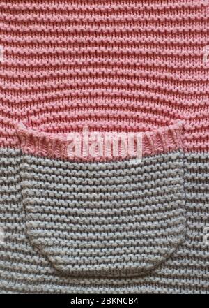 Tasche auf gestrickter, strukturierter Oberfläche Stockfoto