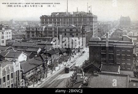 [ 1920er Jahre Japan - Sakaisuji, Osaka ] - Straßenbahnen auf Sakaisuji in Osaka. Das große Gebäude auf der Rückseite ist Mitsukoshi Kaufhaus. Irgendwann nach 1937 (Showa 12). Der Fotograf schaute von einem Aussichtspunkt in der Nähe der Naniwabashi Bridge nach Süden. Vintage-Postkarte des 20. Jahrhunderts. Stockfoto