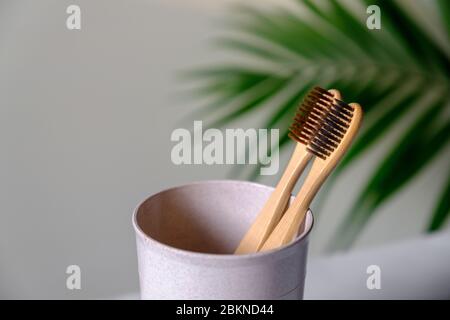 Umweltfreundliche natürliche Bambus Zahnbürsten in Tasse, Nahaufnahme. Zahnärztliche Versorgung Konzept. Stockfoto