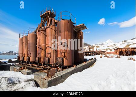 Verrostete alte Metalltanks und Maschinen, ehemalige Grytviken Walfangstation, King Edward Cove, Süd-Georgia, Süd-Georgia und die Sandwich-Inseln, an Stockfoto