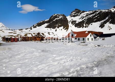 Ehemalige Walfangstation Grytviken unter Schnee, King Edward Cove, Südgeorgien, Südgeorgien und die Sandwichinseln, Antarktis Stockfoto