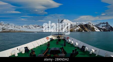 Expeditionsschiff in St. Andreew’s Bay, Südgeorgien, Südgeorgien und den Sandwich-Inseln, Antarktis verankert Stockfoto