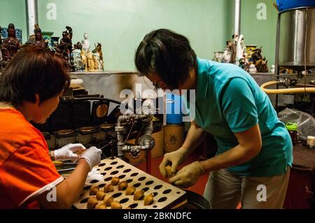 Die Fortune Cookies im Golden Gate Fortune Cookie Factory, Ross Alley, Chinatown, San Francisco, USA. Stockfoto